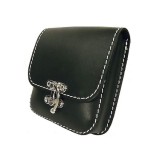 Fekete bőr övtáska, egyfakkos, horgas csatos, kisebb, fehér varrással, álló