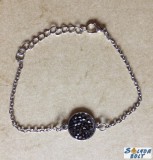 Fekete rücskös, csillogó kabosonnal karkötő, ezüst színű lánccal