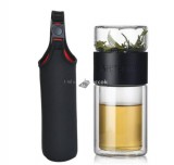 Fekete teásbögre szűrővel, teásüveg formájú