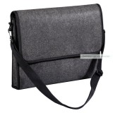 Filc anyagú válltáska, 32 × 39 × 7 cm.