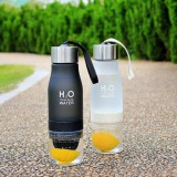 GetWell H2O 650ml-es BPA mentes műanyag kulacs gyümölcs facsaróval sárga színben