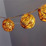 Gömb alakú fonott/rattan/1,5m/meleg fehér/10db LED-es/3xAA elemes fénydekoráció (IRIS_102-01)