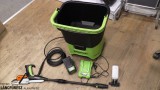 Greenworks  GDC40 aksis magasnyomású mosó 70bar 300L/óra,  20l vödrös - nem igényel vizcsatlakozást, aksival és töltővel