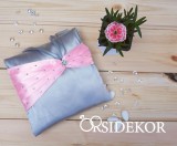 Gyűrűpárna aszimmetrikus szalaggal és strasszokkal