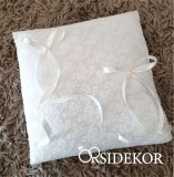 Gyűrűpárna csipkével, szalaggal és gyönggyel