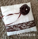 Gyűrűpárna csipkével, virággal és gyönggyel