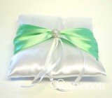 Gyűrűpárna hangsúlyos szalaggal és elegáns brossal díszítve