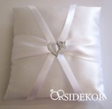 Gyűrűpárna szalaggal és brossal díszítve