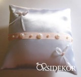 Gyűrűpárna szalaggal és gyöngyökkel