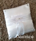 Gyűrűpárna szalaggal és végtelen szerelem dísszel