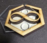 Hexagon gyűrűtartó doboz, végtelen plexivel