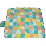 HomeandMode Vízálló strand és piknik takaró, 130 x 150 cm, vidám színes mintával