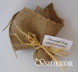 Illatos fa golyó juta csipkében, raffia masnival