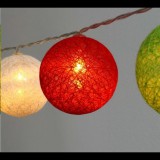 IRIS Gömb alakú 6cm/színes fonott/1,5m/piros-fehér-zöld/10db LED-es/USB-s fénydekoráció  (104-16) (104-16) - Fényfüzérek és -szalagok