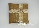 Juta gyűrűpárna csipkével és virággal
