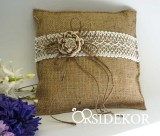 Juta gyűrűpárna csipkével, spárgával és rózsával