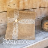 Juta gyűrűpárna kis fa szívvel, csipkével és spárgával