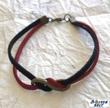 Karkötő bordó-fekete bőrcsíkokkal és végtelen medállal