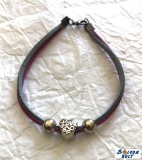 Karkötő pink és kék bőrzsinórral, bogyókkal és szívvel