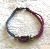 Karkötő pink és kék hurkos bőrzsinórral, bogyókkal