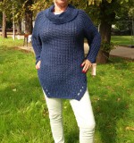 Kék kötött garbó nyakú pulóver