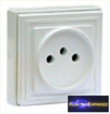 Két pólusú földelés nélküli dugalj 10A 250V~.