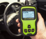 Kézi OBD2 autó diagnosztika műszer, hibakód olvasó M5679