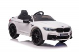 KicsiKocsiBolt BMW M5 DRIFT fehér 24V Elektromos kisautó 2 motoros 2x200W 25000 fordulatú motorokkal, drift funkcióval, 2.4GHz szülői távirányítóval, nyitható ajtóval, EVA kerekekkel 9589