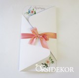 Kinyitható virágos esküvői meghívó szalaggal átkötve