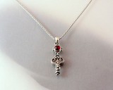 KIS KÖVES KERESZTES SZÍVLEVÉL MEDÁL