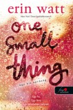 Könyvmolyképző Kiadó Kft. Watt, Erin: One Small Thing - Egy kis apróság - könyv