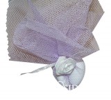 Köszönetajándék cukrozott mandulával lila tüllbe csomagolva