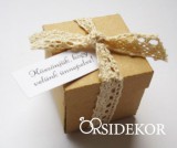 Köszönetajándék-doboz csipkével átkötve