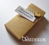 Köszönetajándék doboz pöttyös szalaggal és fa szívecskével