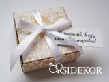 Köszönetajándék-doboz szalaggal