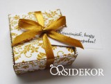 Köszönetajándék-doboz szalaggal