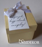 Köszönetajándék-doboz szalaggal átkötve