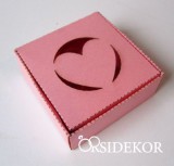 Köszönetajándék-doboz szív kivágással