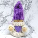 Kötött ruhás téli figura - lila-fehér - fiú