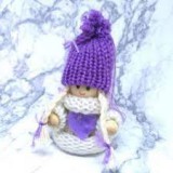 Kötött ruhás téli figura - lila-fehér - lány