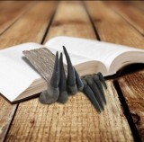 kütyübazár Gyanta boszorkánykéz alakú könyvtartó, könyvjelző