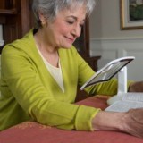 kütyübazár Nagyító, asztali nagyító lámpával