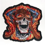 Lángoló V-blokk pilótasapkás koponyával hátfelvarró, nagyméretű