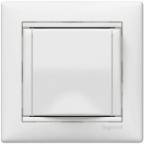LEGRAND 774422 Valena 2P+F dugalj csatlakozóaljzat csapófedéllel, fehér