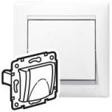 Legrand Valena 2P+F csatlakozóaljzat csapófedéllel, fehér, süllyesztett