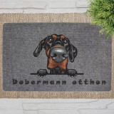Lógófülü Dobermann kutyás lábtörlő szürke háttérrel (60 x 40 x 0,2 cm)