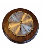Lombik Barométer 3012.Dió színű fa hátlapon.Hőmérő mérési tartománya: -15°...+55°C Teljes méret Ø 140 mm.Műszer Ø 95 mm..