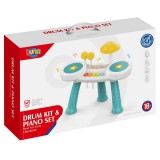 Luna Dobszett zongorával kék színben