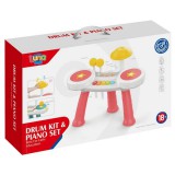 Luna Dobszett zongorával rózsaszín színben