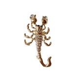 Maria King Arany színű skorpió bross kristállyal